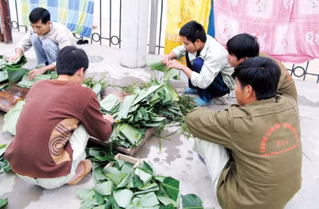 Học viên ở Trung tâm chuẩn bị lá dong để gói bánh chưng Tết.