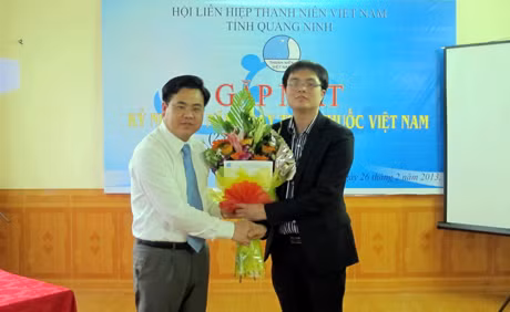 Đồng chí Hoàng Bá Nam, Bí thư Tỉnh Đoàn, tặng hoa chúc mừng CLB Thầy thuốc trẻ tỉnh nhân Ngày Thầy thuốc Việt Nam