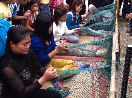 Lễ hội cầu ngư luôn diễn ra phần thi đan lưới – vá lưới – một phần thi mang nét đặc trưng nghề truyền thống của địa phương. Thể hiện sự khéo léo, đảm đang của những người con gái vùng quê đã quen với biển và nghề đi biển, đi sông, đánh bắt thủy hải sản.