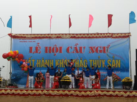 Chương trình văn nghệ khai mạc lễ hội cầu ngư 2013 diễn ra với nhiều tiết mục đặc sắc.