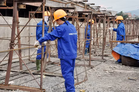 Công nhân Công ty CP 473 thi công cốt thép dầm cầu vượt đường sắt trên QL18 đoạn Uông Bí - TP Hạ Long.