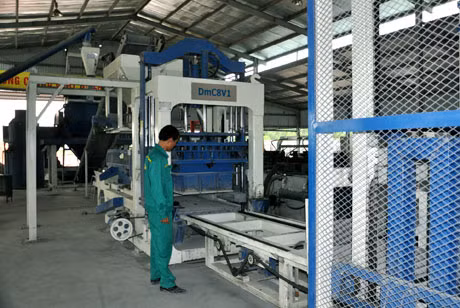 Sản xuất gạch không nung tại Công ty CP Dịch vụ môi trường Đông Khê (Đông Triều).