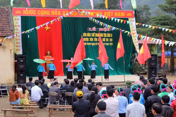 Người dân các thôn bản Đại Dực nô nức về dự Lễ hội.