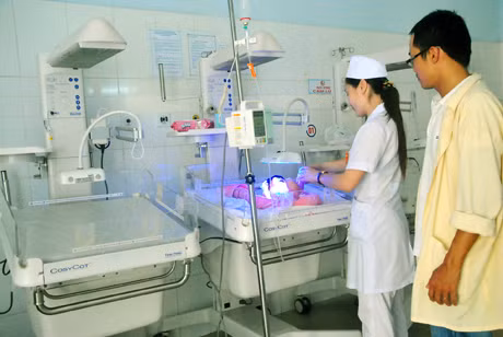 Chăm sóc bệnh nhân tại Khoa nhi, Bệnh viện Bãi Cháy.