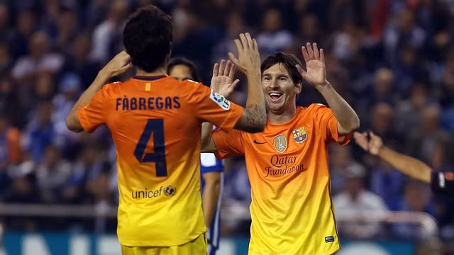 Messi chia vui cùng Fabregas trong bàn thắng gỡ hòa - Ảnh Getty