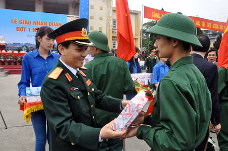 Thiếu tướng Phạm Hồng Hương, Phó Tư lệnh, Tham Mưu trưởng Bộ Tư lệnh Quân khu 3 tặng quà, động viên tân binh TP Cẩm Phả hăng hái lên đường nhập ngũ đợt 1 năm 2013.