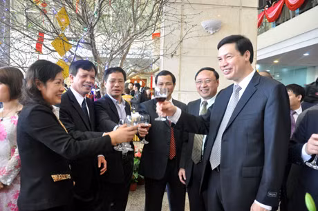 Đồng chí Nguyễn Đức Long, Phó Bí thư Tỉnh ủy, Chủ tịch HĐND tỉnh chúc mừng cán bộ, công chức, viên chức tỉnh nhân dịp đầu Xuân.