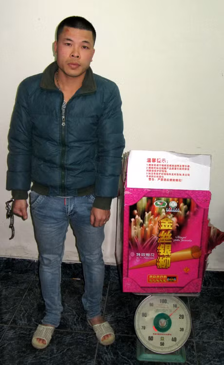 Hùng cùng tang vật.