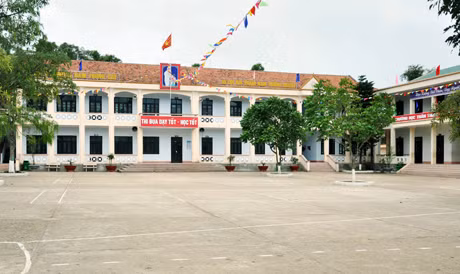 Trường THCS Lục Hồn (thôn Bản Pạt, xã Lục Hồn, huyện Bình Liêu) được công nhận đạt chuẩn quốc gia tháng 1-2013.