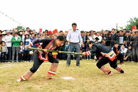 và cùng ngâm nga theo những làn điệu Soóng Cọ của người Sán Chỉ, làn điệu Then của người Tày, tham dự ngày hội các dân tộc của người Dao…