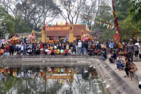 Lễ hội miếu Tiên Công thu hút hàng vạn du khách gần xa về dự hội.