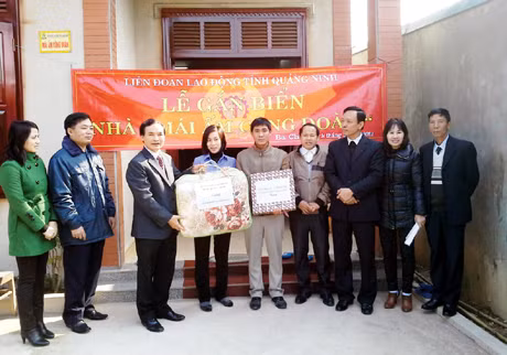 Lãnh đạo LĐLĐ tỉnh tặng quà cho gia đình chị Bùi Thị Thuý Quỳnh, khu 4, thị trấn Ba Chẽ (huyện Ba Chẽ), nhân dịp vào nhà mới.