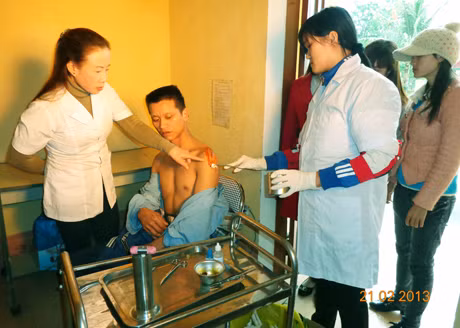 Các y, bác sĩ Trạm Y tế xã đảo Đồng Rui (Tiên Yên) chăm sóc sức khỏe cho bệnh nhân.