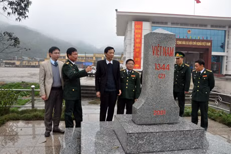 Chủ tịch UBND tỉnh Nguyễn Văn Đọc và đoàn công tác của tỉnh kiểm tra tình hình bảo vệ đường biên, cột mốc trên địa bàn huyện Hải Hà trong dịp Xuân Quý Tỵ.