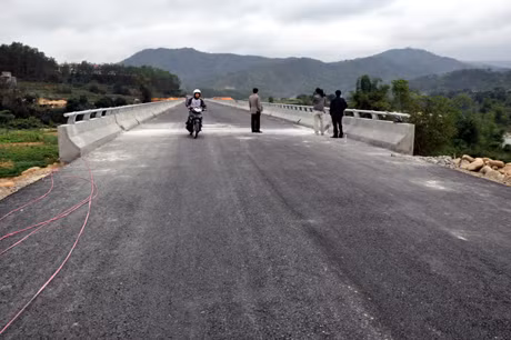Với quyết tâm của chủ đầu tư và các nhà thầu, vào đầu tháng 2-2013 các nhà thầu đã cơ bản hoàn thành việc thảm lớp bê tông nhựa hạt thô để nối thông tuyến phục vụ người dân đi lại trong dịp Tết Nguyên đán.