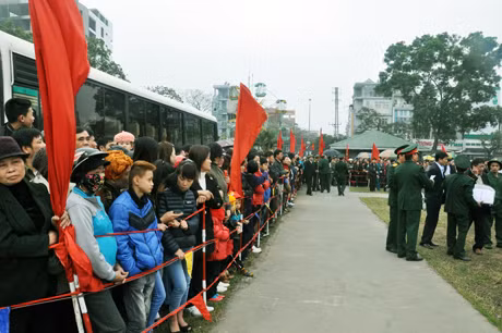 Ngay từ sáng sớm, khu vực Rạp ngoài trời đã rực rỡ cờ, hoa, băng zôn, khẩu hiệu, gia đình của các tân binh đã có mặt đông đủ để tiễn đưa con, em mình lên đường.