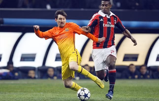 Messi trước sự đeo bám của Constant - Ảnh Reuter