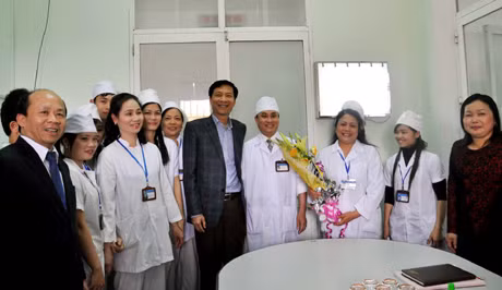 Chủ tịch UBND tỉnh Nguyễn Văn Đọc tặng hoa chúc mừng và động viên các y bác sỹ Khoa hồi sức cấp cứu Bệnh viên Đa khoa TX Quảng Yên.
