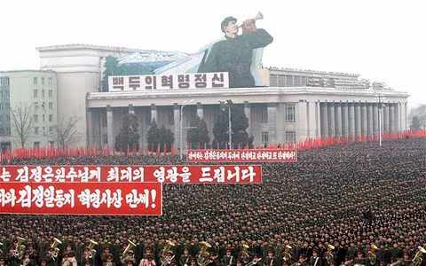 Triều Tiên cuối tuần qua kỷ niệm 71 năm ngày sinh cố lãnh đạo Kim Jong-il bằng nhiều hoạt động lớn.