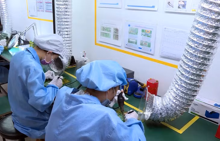 Toàn bộ khí tại ở công đoạn hàn được thu gom lắp ráp linh kiện điện tử sẽ được hút vào các chụp hút khí theo đường ống gom khí đi về tháp xử lý khí thải. của Công ty TNHH Kỹ thuật điện tử TonLy Việt (KCN Đông Mai).