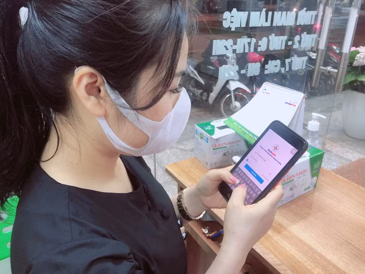 Khách hàng Điện lực TP Móng Cái sử dụng app EVN NPC để tra cứu các dịch vụ của ngành điện và thanh toán trực tuyến