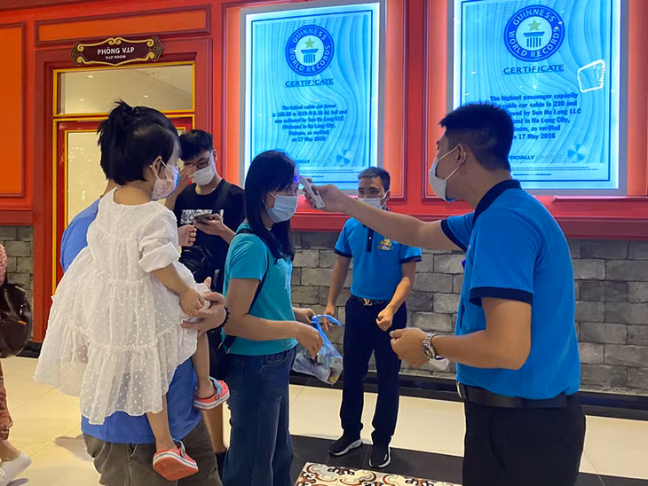 Tại các điểm du lịch, người dân và du khách thực hiện tốt các biện pháp phòng chống dịch như đeo khẩu trang, sát khuẩn, đo thân nhiệt, khai báo y tế (Ảnh: TCDL)