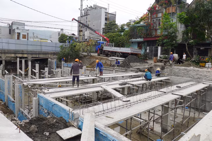 Kiến nghị về các tuyến mương thoát bị bị đất đá trôi lấp đã được giải quyết. Trong ảnh: Công nhân thi công tuyến mương khu 2, phường Cẩm Thủy, TP Cẩm Phả