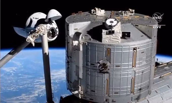 Tàu Crew Dragon tới trạm ISS hôm 24/4. Ảnh: SpaceX.