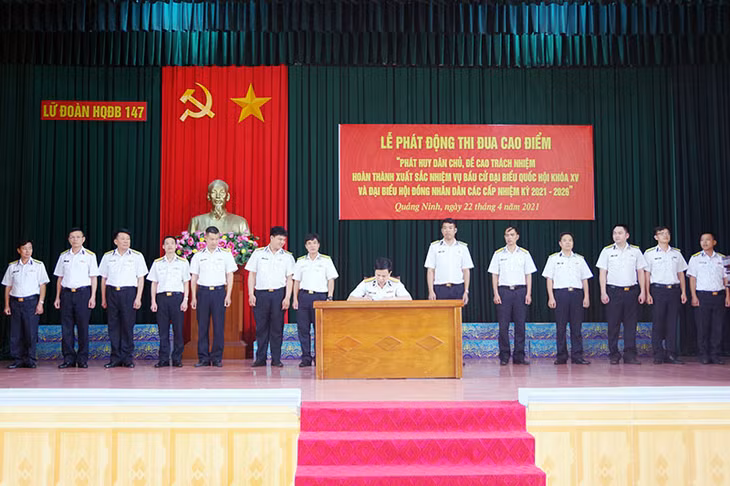 Đại diện các cơ quan, đơn vị ký kết giao ước thi đua.