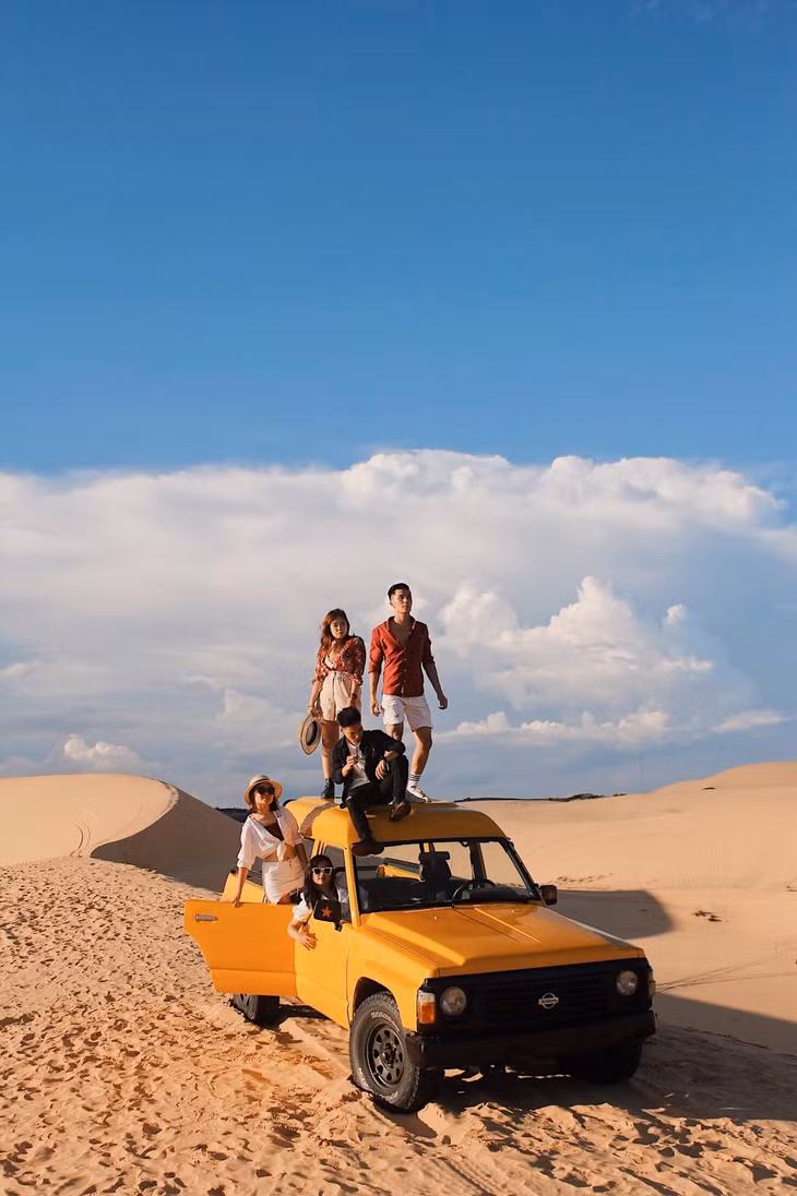 Từ Phan Thiết, du khách có thể di chuyển đến đây bằng ôtô. Ngoài ra, bạn cũng có thể đặt dịch vụ xe jeep của các homestay, khách sạn, hoặc thuê xe máy. Quãng đường từ Phan Thiết tới Bàu Trắng rất đẹp do vẫn giữ được nét hoang sơ. Ảnh: Đăng Dương