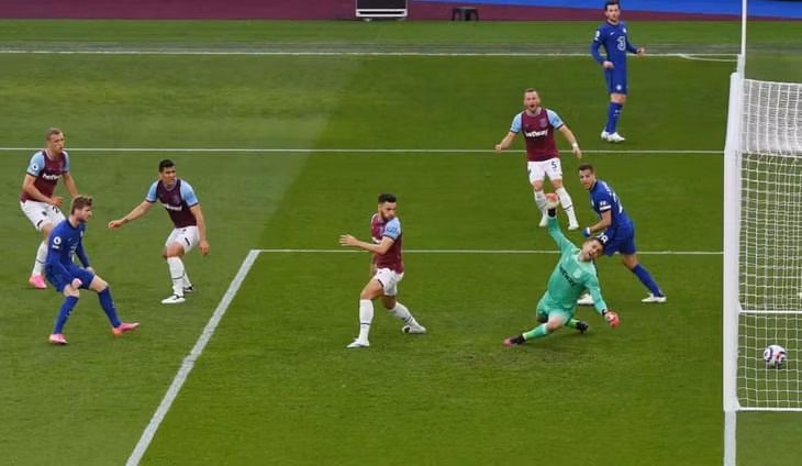 Cú đệm lòng của Werner (áo xanh, trái) giúp Chelsea thắng trận. Ảnh: Reuters