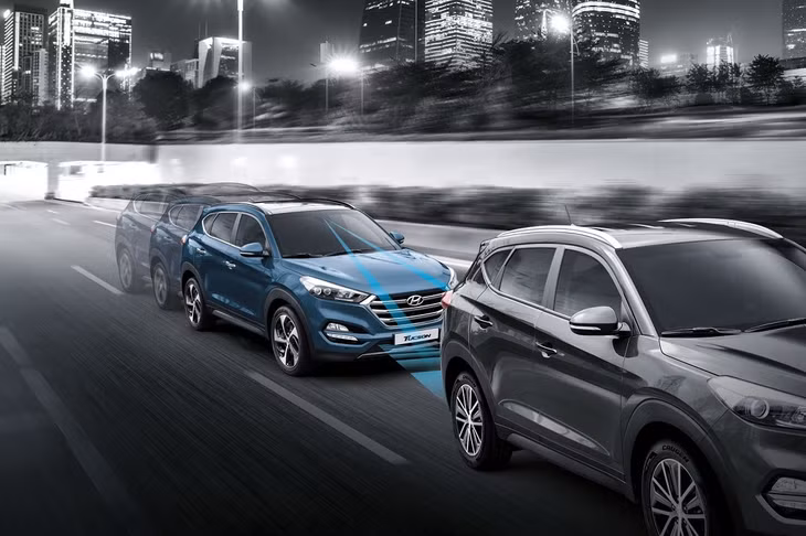 Bạn có thể phanh xe an toàn nhờ vào việc kết hợp đạp phanh với chuyển xe về số thấp