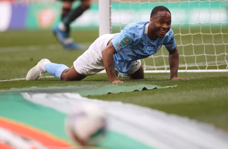 Man City đã có thể dẫn 2, thậm chí 3 bàn trong hiệp một, nếu Sterling chuẩn xác hơn ở những pha dứt điểm. Ảnh: Reuters.