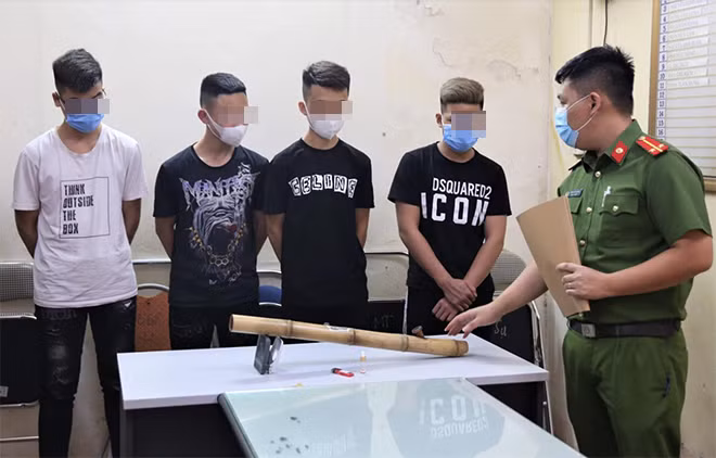 Các đối tượng cùng tang vật tại cơ quan Công an.