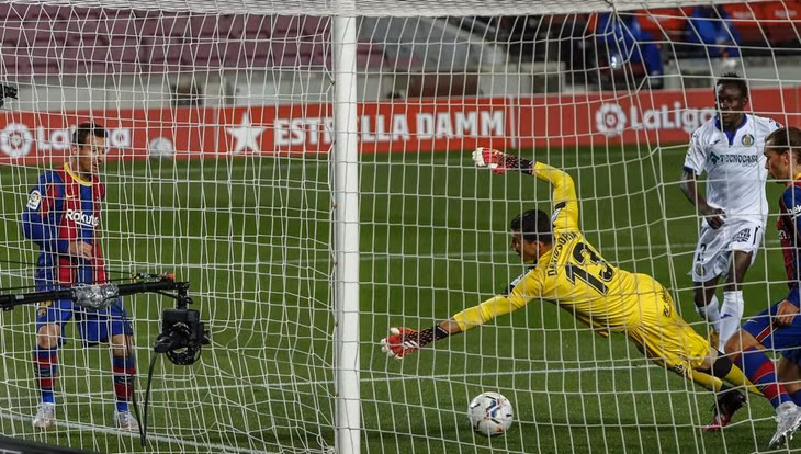 Messi trong pha nâng tỷ số lên 3-1. Ảnh: AP