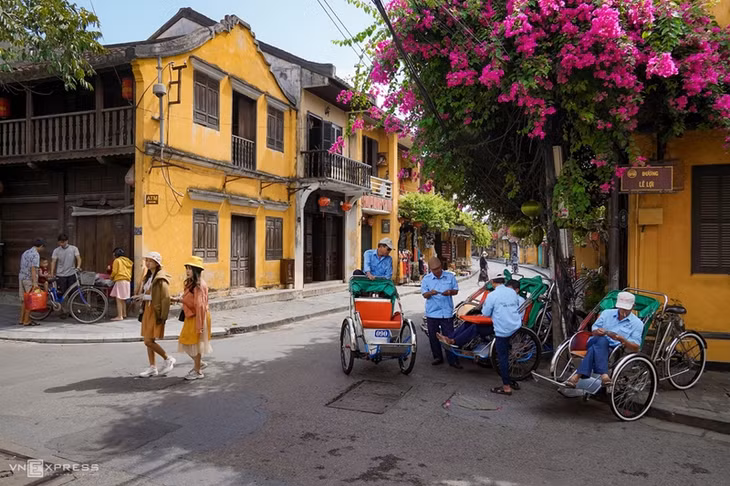 Bóng mát của giàn hoa giấy tại ngã tư Trần Phú - Lê Lợi còn là điểm dừng chân của các tài xế xích lô.