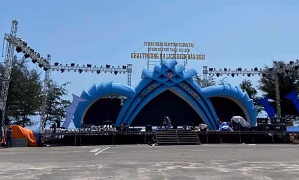 Sân khấu lễ khai trương mùa du lịch biển đảo tại thị trấn Cửa Việt đã phải tháo dỡ sau khi xây dựng gần như hoàn tất - Ảnh: QUỐC NAM