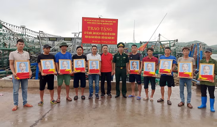 Đồn Biên phòng Quảng Đức tặng cờ Tổ quốc, ảnh Bác Hồ cho bà con ngư dân tại bến Cái Tó,Đường Hoa