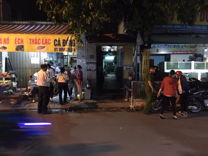 Tại cuộc họp khẩn diễn ra sáng 30/4, Chủ tịch UBND TPHCM Nguyễn Thành Phong đã chỉ đạo tạm dừng các cơ sở dịch vụ karaoke, quán bar, vũ trường trên địa bàn Thành phố từ 18h ngày 30/4.