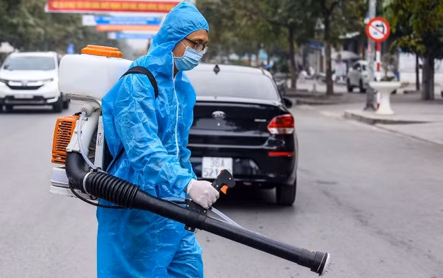 Ngành chức năng tiến hành phun khử khuẩn.
