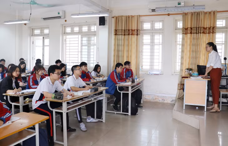 Cụ thể hóa Chỉ thị 05-CT/TW của Bộ Chính trị, Trường THPT Chuyên Hạ Long đẩy mạnh phong trào thi đua “Quản lý tốt, dạy tốt, học tốt”.