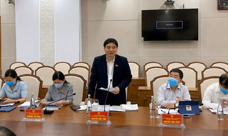 Đồng chí Nguyễn Đắc Vinh, Chủ nhiệm Ủy ban Văn hóa, Giáo dục, Thanh niên, Thiếu niên, Nhi đồng đánh giá việc thực hiện Luật Du lịch trên địa bàn tỉnh Quảng Ninh. 