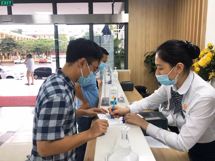 Y tá hướng dẫn thủ tục trước khi vào tiêm.