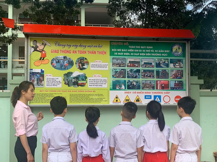 Cô trò Trường tiểu học Hạ Long trong một giờ ngoại khoá về ATGT. 