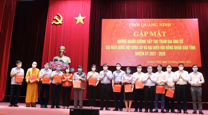 Các đồng chí lãnh đạo tỉnh tặng quà lưu niệm cho những ngời không tiếp tục tham gia ứng cử ĐBQH và đại biểu HĐND tỉnh.