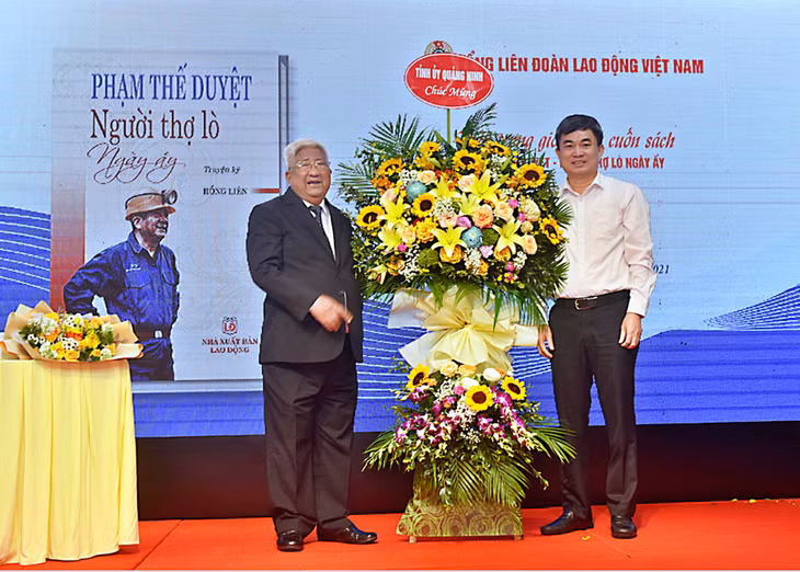 Phó Bí thư Thường trực Tỉnh ủy tặng hoa chúc mừng.