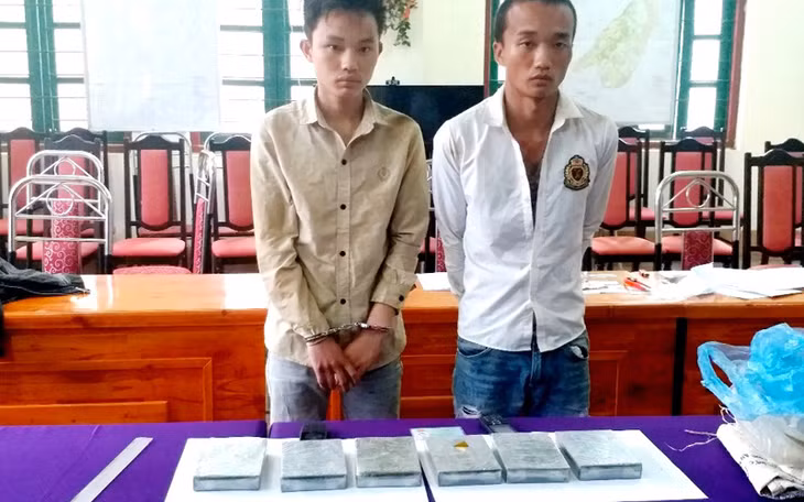 Hai đối tượng Giàng Seo Lìn và Giàng Seo Chư bị bắt cùng tang vật.