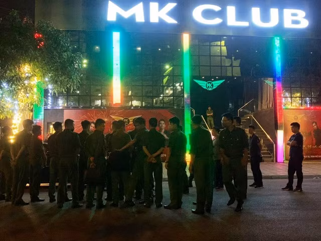 Lực lượng Công an đột kích, kiểm tra hành chính quán bar MK Club.