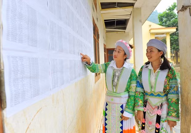 Đồng bào dân tộc Mông xem danh sách cử tri tham gia bầu cử đại biểu Quốc hội khóa XV và bầu cử đại biểu hội đồng nhân dân các cấp nhiệm kỳ 2021-2026 được niêm yết tại Nhà văn hóa khu Lân Thùng, xã Phương Giao, huyện Võ Nhai, tỉnh Thái Nguyên.(Ảnh: Minh Đức/TTXVN)