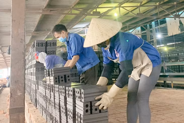 Công nhân Công ty CP Sông Hồng 12 (phường Xuân Sơn, TX Đông Triều) yên tâm làm việc khi thu nhập và các chế độ chính sách BHXH, BHYT được tham gia đầy đủ.